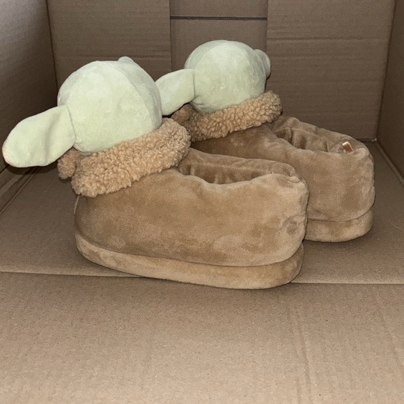 STAR WARS & AMERICAN EAGLE OUTFITTERS Grogu yoda soft slippers Small/medium. - Picture 8 of 10
